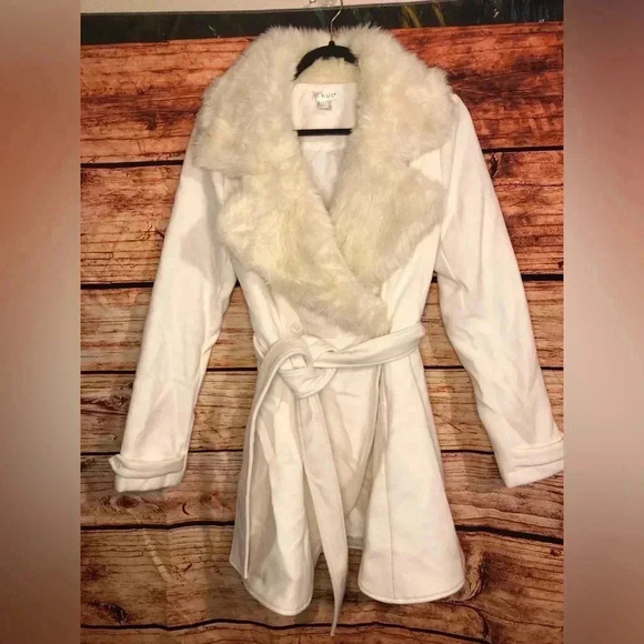 ❄️🐩White / Cream Faux Fur coat🐩❄️ - Picture 1 of 10